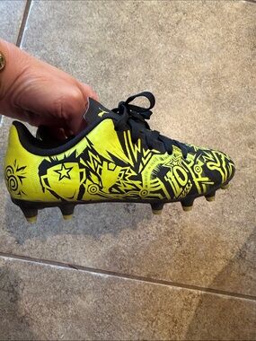 Puma Kids Neon Yellow and Black Graphic Soccer Cleats Size 1